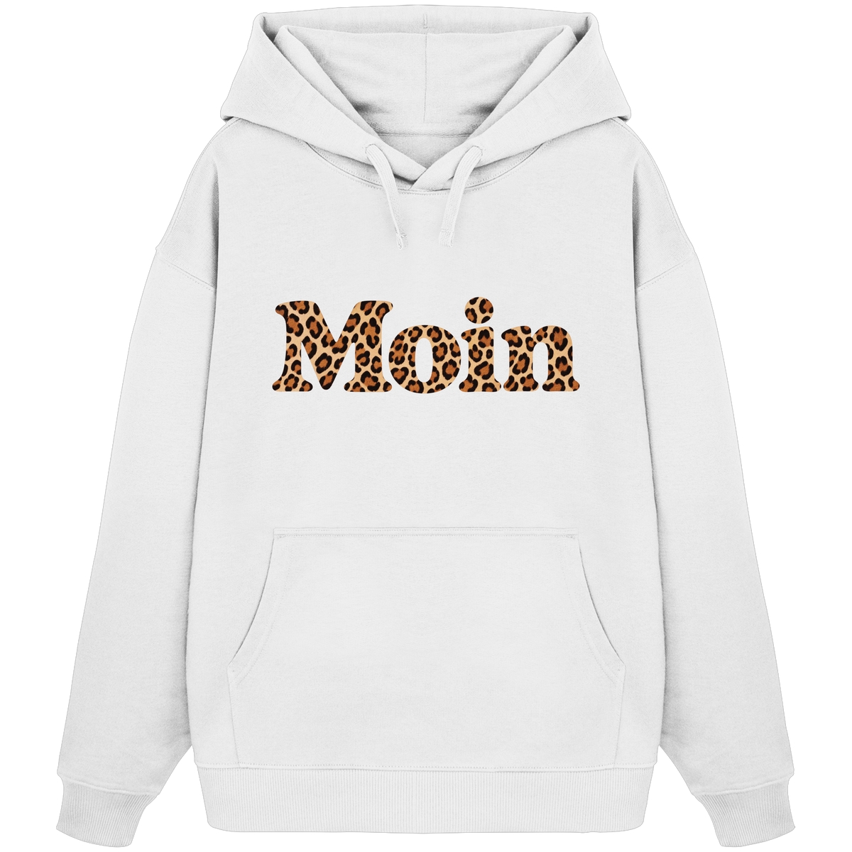 Original-Shirtigo-Mockup: Bio Oversize Hoodie in White mit „Moin“ im Karamell-Leoprint vorn und Kängurutasche