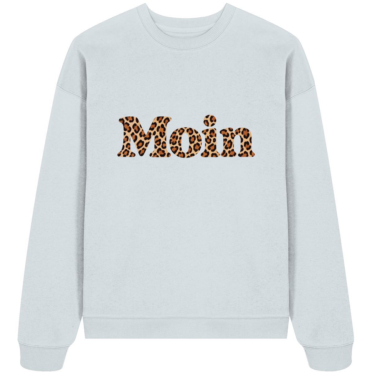 Original-Shirtigo-Mockup: Bio Oversize Sweatshirt in Blue Ice mit „Moin“ im Karamell-Leoprint auf der Vorderseite