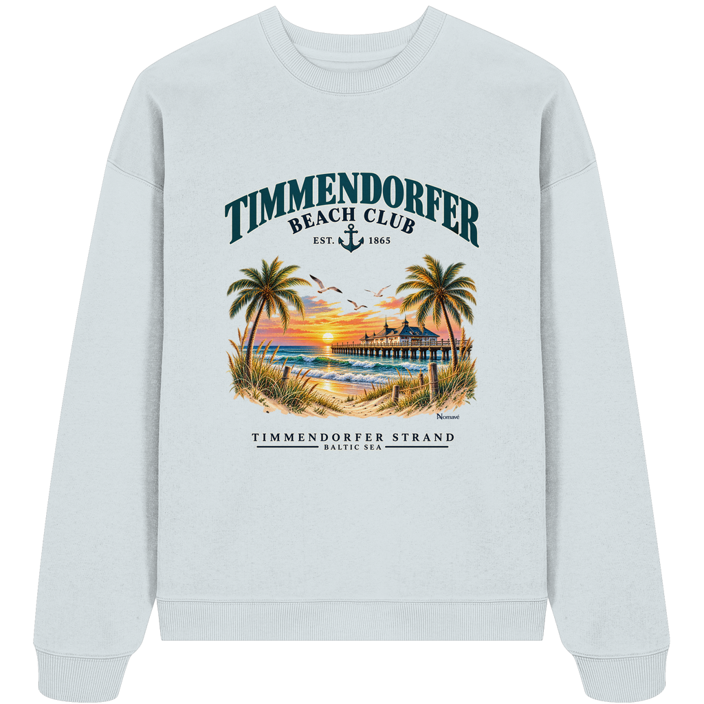 Originalmockup: Bio-Oversize-Sweatshirt in Blue Ice mit Timmendorfer-Beach-Club-Frontprint, Motivansicht.