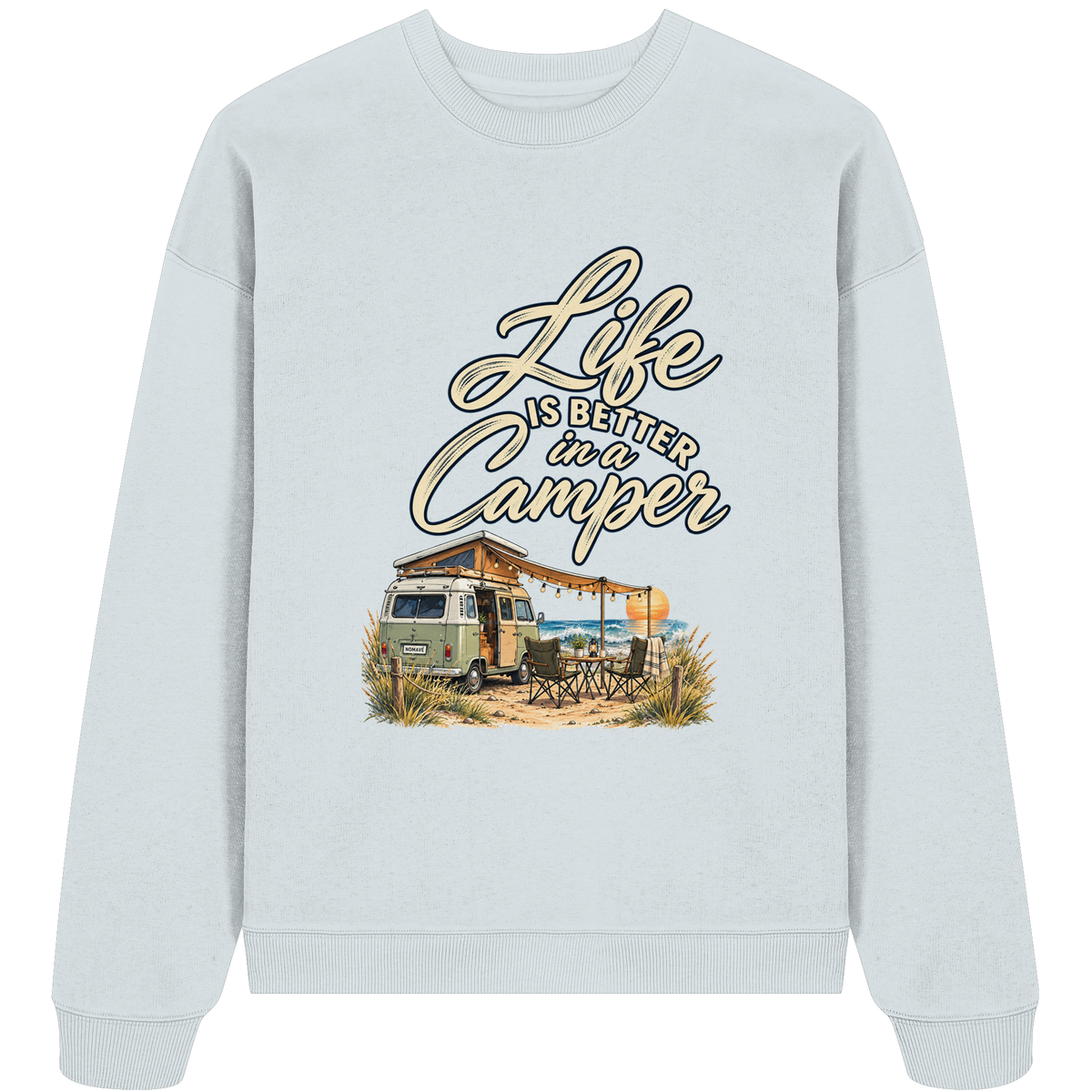 Bio Oversize Sweatshirt in Blue Ice mit „Life is better in a Camper“-Motiv – Vorderansicht für Vanlife- und Campingfans