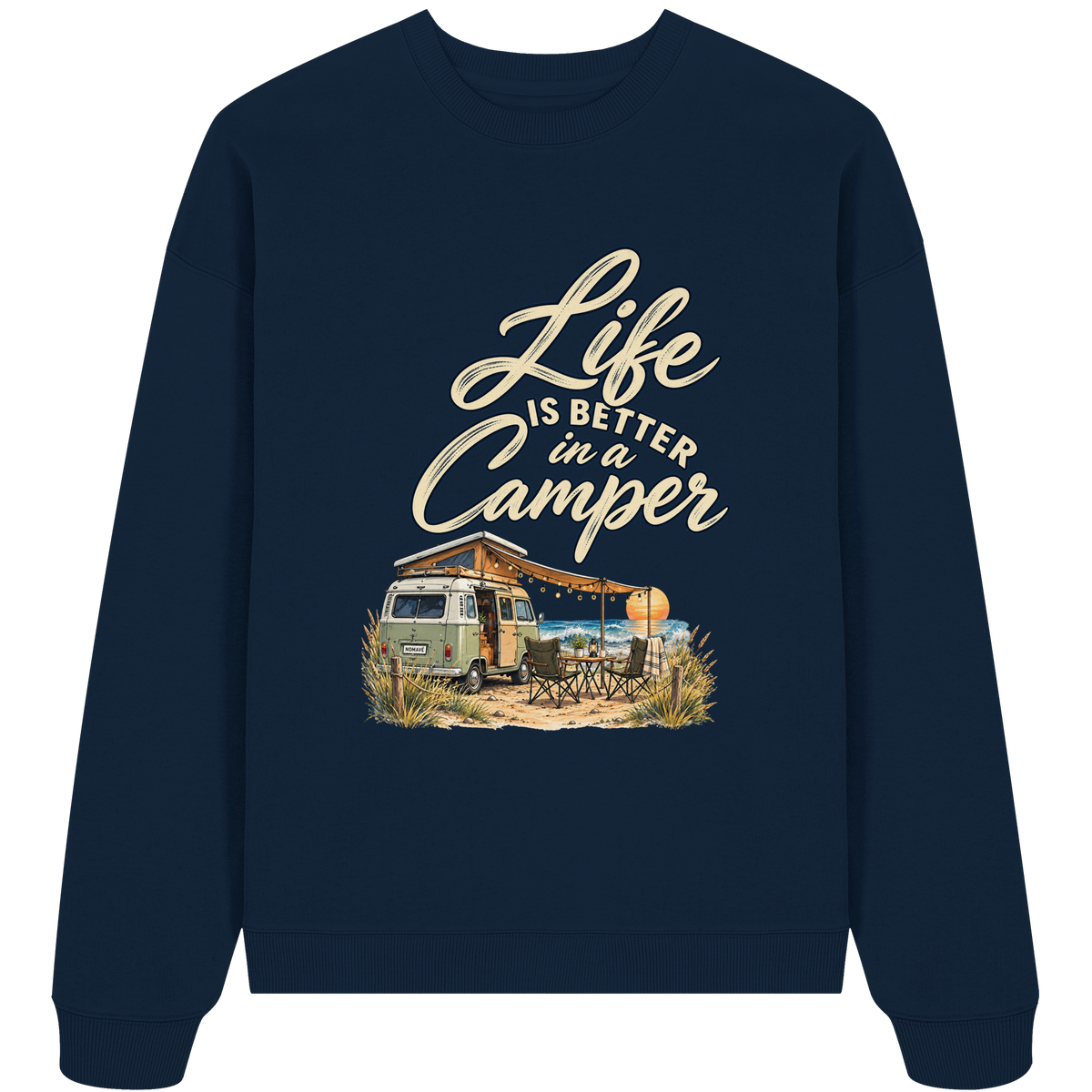 Bio Oversize Sweatshirt in French Navy mit „Life is better in a Camper“-Motiv – Vorderansicht für Vanlife- und Campingfans