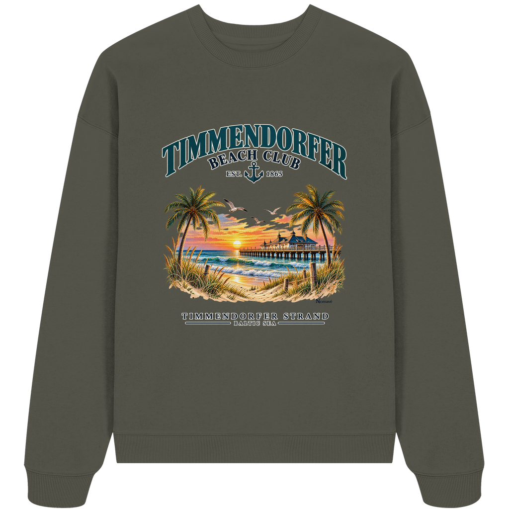 Originalmockup: Bio-Oversize-Sweatshirt in Khaki mit Timmendorfer-Beach-Club-Frontprint, Motivansicht.