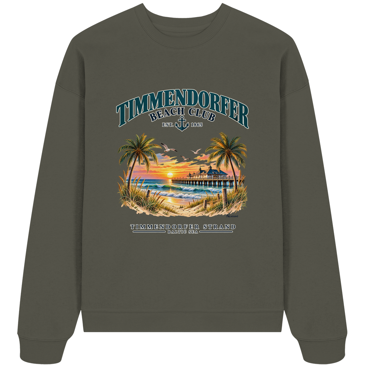 Originalmockup: Bio-Oversize-Sweatshirt in Khaki mit Timmendorfer-Beach-Club-Frontprint, Motivansicht.