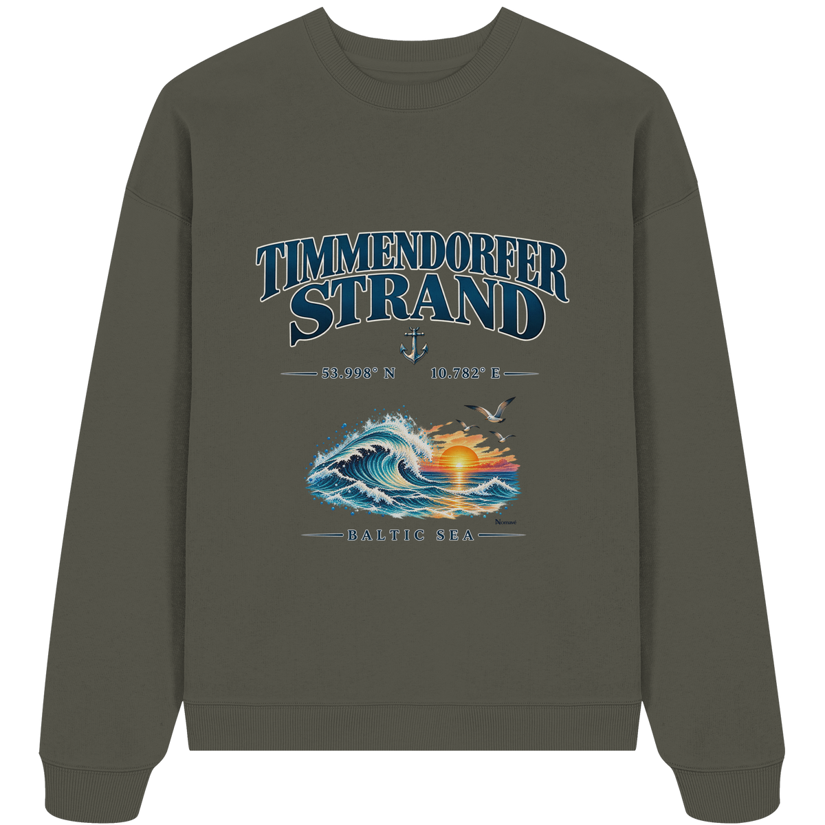 Original-Mockup 6: Unisex Bio-Oversize-Sweatshirt in Khaki mit Timmendorfer Strand – Baltic Sea Frontprint.
