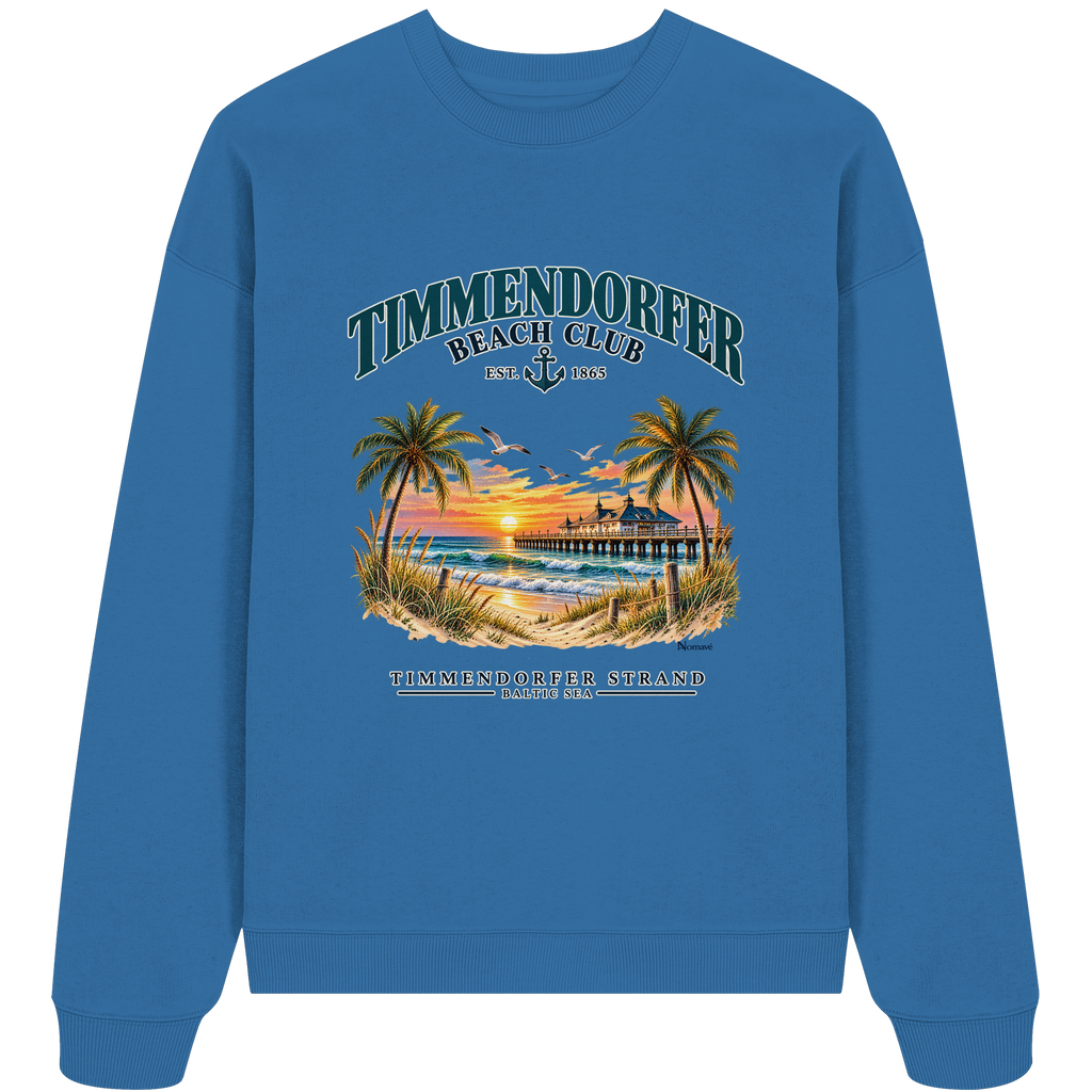 Originalmockup: Bio-Oversize-Sweatshirt in Mindful Blue mit Timmendorfer-Beach-Club-Frontprint, Motivansicht.