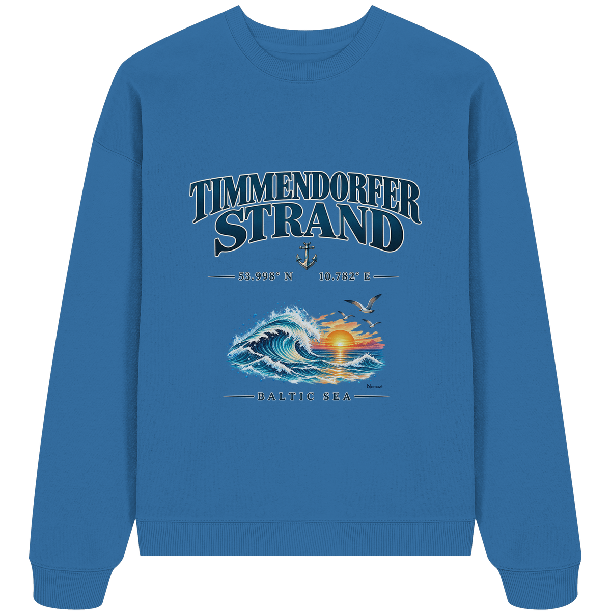 Original-Mockup 9: Unisex Bio-Oversize-Sweatshirt in Mindful Blue mit Timmendorfer Strand – Baltic Sea Frontprint.