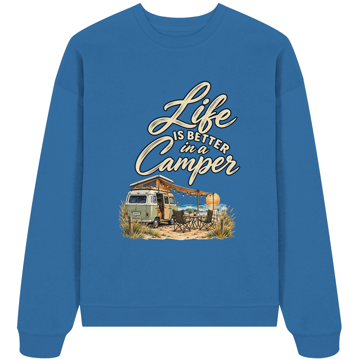 Bio Oversize Sweatshirt in Mindful Blue mit „Life is better in a Camper“-Motiv – Vorderansicht für Vanlife- und Campingfans