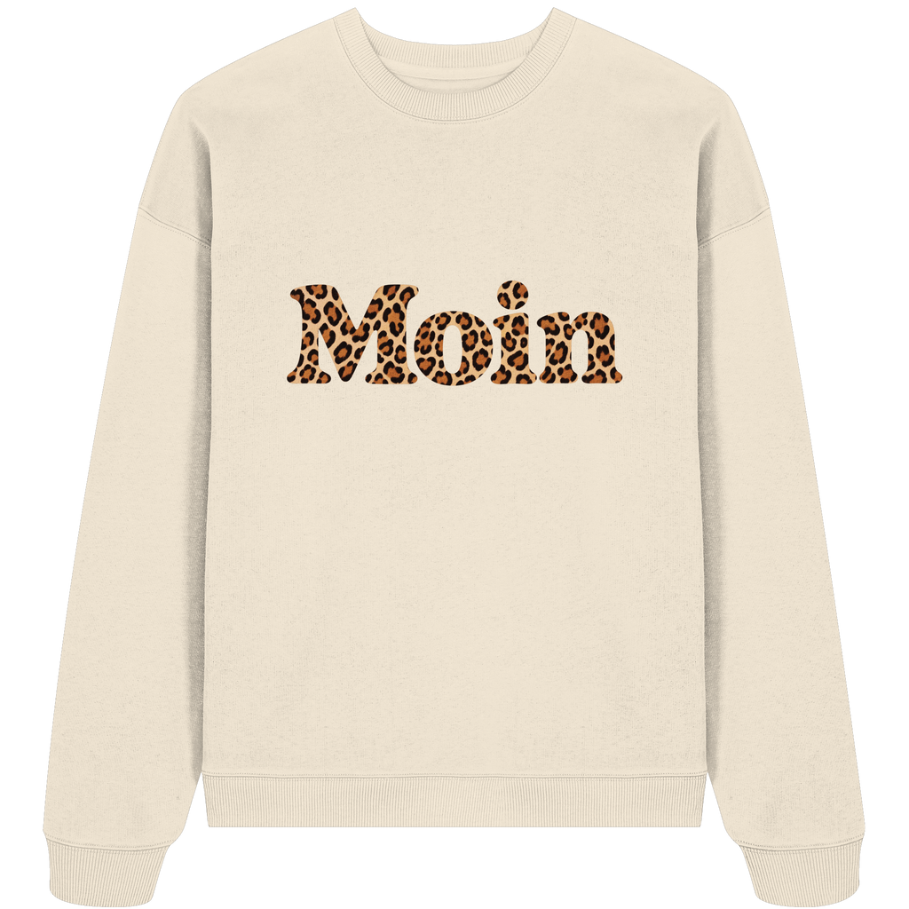 Original-Shirtigo-Mockup: Bio Oversize Sweatshirt in Natural Raw mit „Moin“ im Karamell-Leoprint auf der Vorderseite
