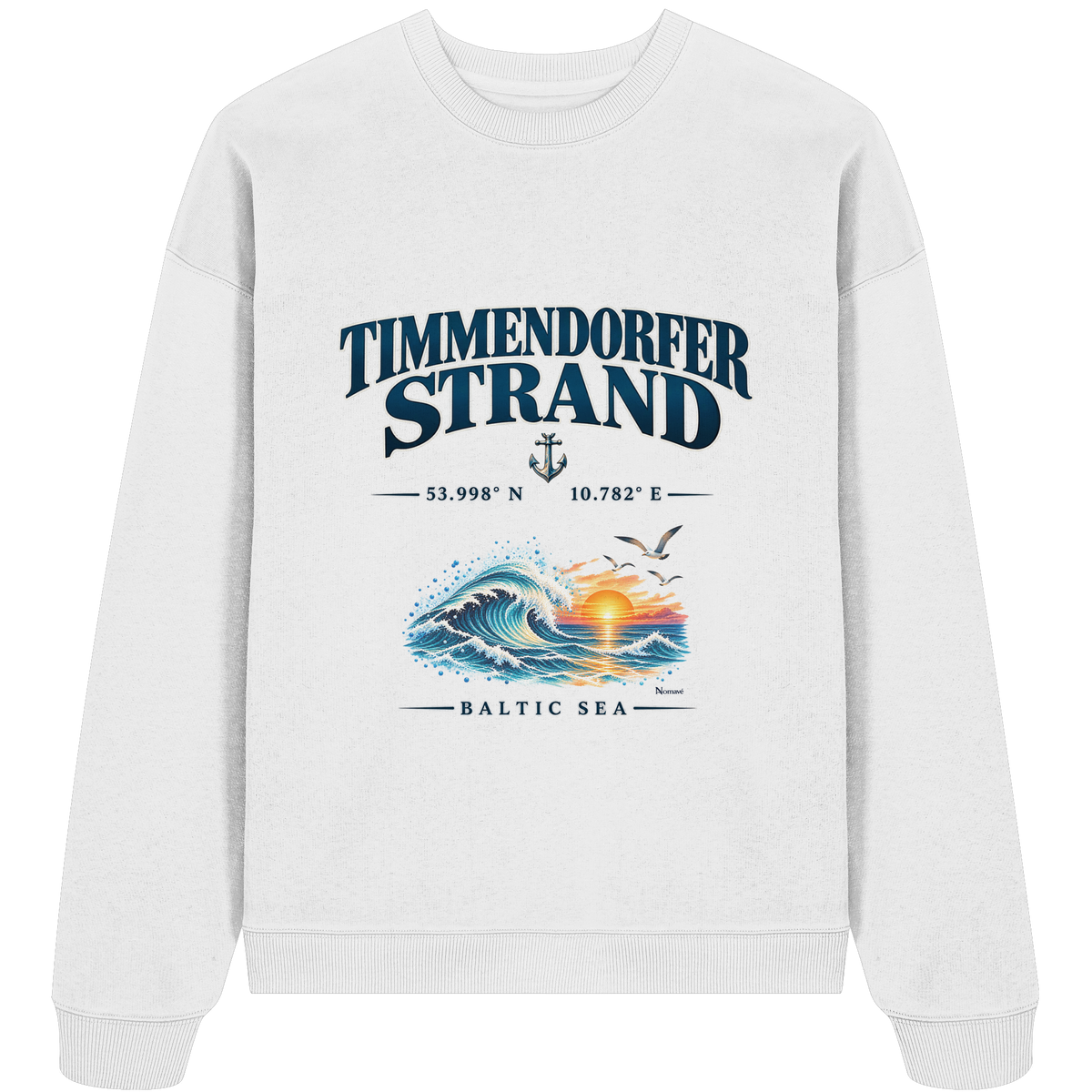 Original-Mockup 2: Unisex Bio-Oversize-Sweatshirt in White mit Timmendorfer Strand – Baltic Sea Frontprint.