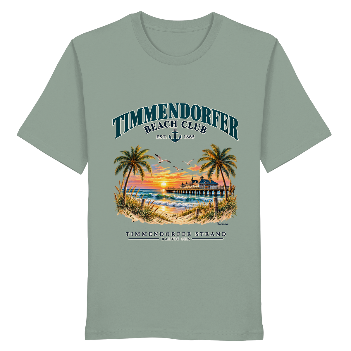 Originalmockup: Timmendorfer Beach Club Unisex Bio-T-Shirt in Aloe, Vorderansicht mit maritimem Frontprint, Palmen, Seebrücke und Meer.