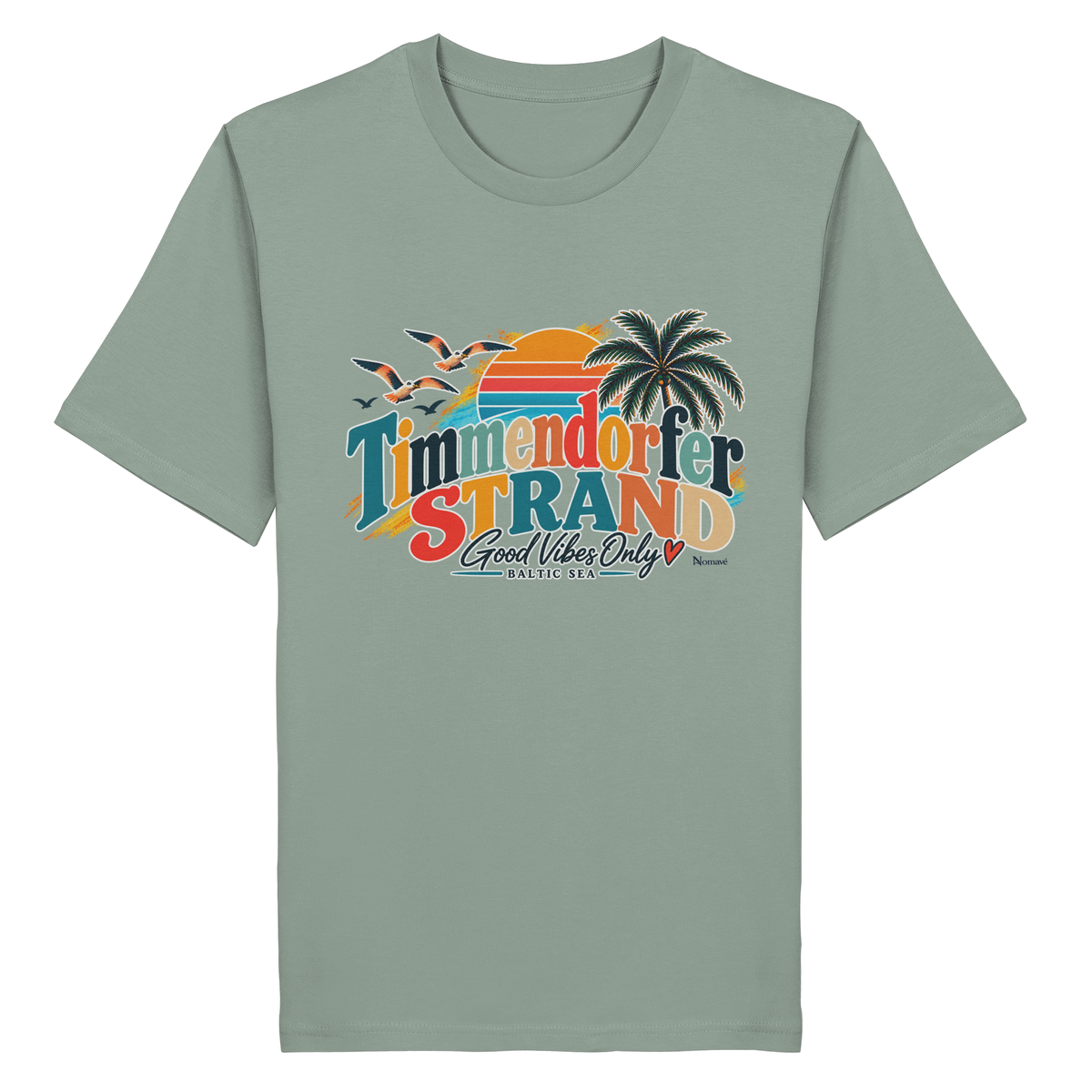 Vorderansicht des Unisex-T-Shirts in Aloe mit Timmendorfer-Strand-Good-Vibes-Only-Frontprint aus Sonnenuntergang, Palmen und Möwen.