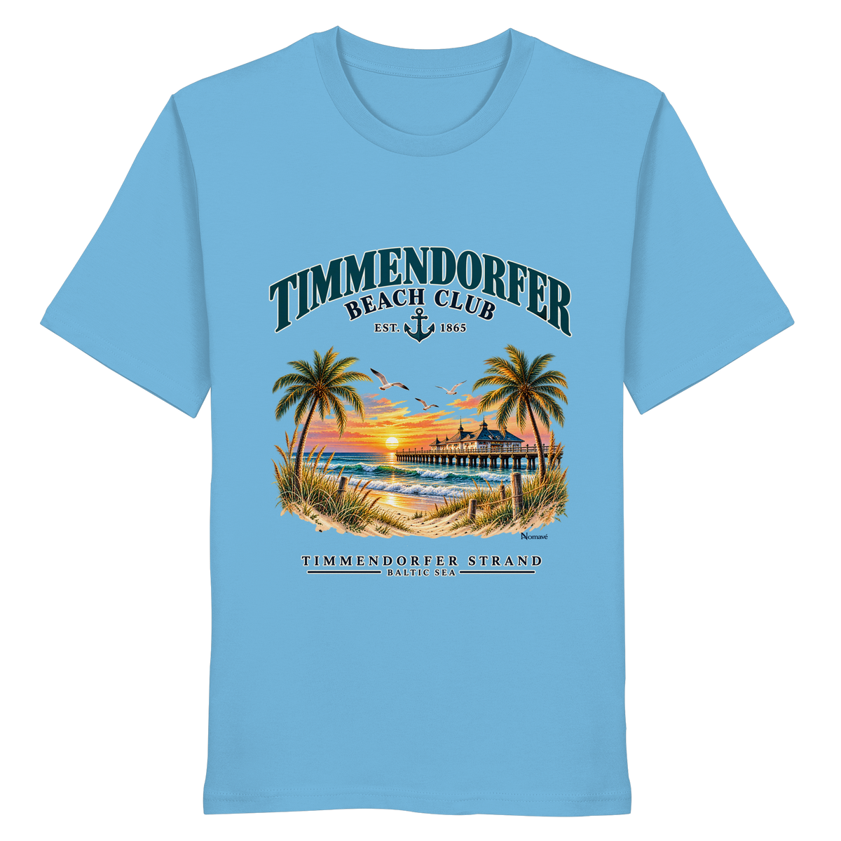 Originalmockup: Timmendorfer Beach Club Unisex Bio-T-Shirt in Aqua Blue, Vorderansicht mit maritimem Frontprint, Palmen, Seebrücke und Meer.
