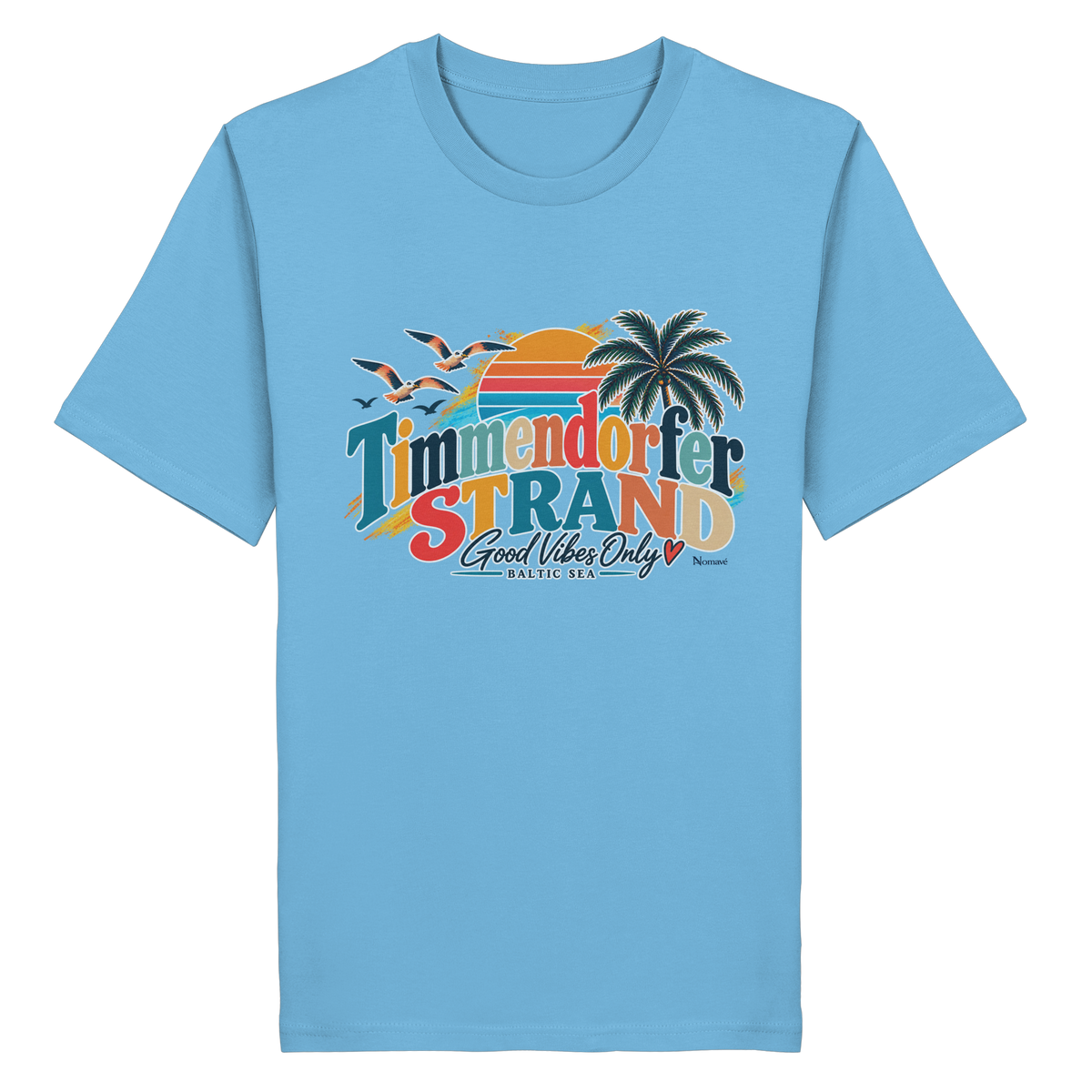 Vorderansicht des Unisex-T-Shirts in Aqua Blue mit Timmendorfer-Strand-Good-Vibes-Only-Frontprint aus Sonnenuntergang, Palmen und Möwen.