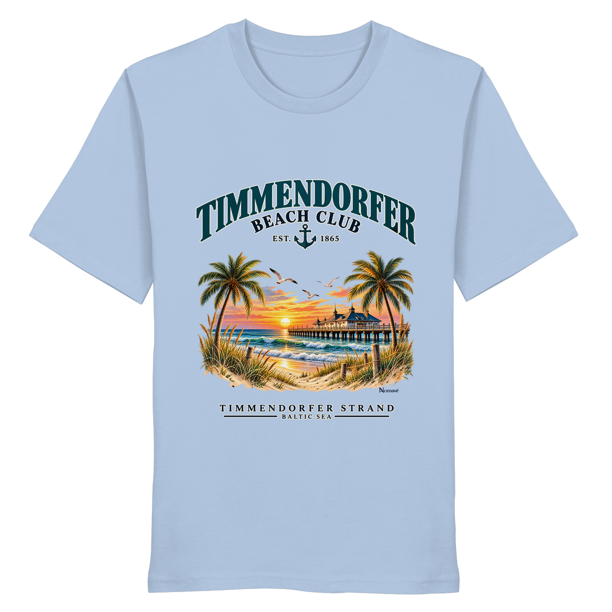 Originalmockup: Timmendorfer Beach Club Unisex Bio-T-Shirt in Blue Soul, Vorderansicht mit maritimem Frontprint, Palmen, Seebrücke und Meer.