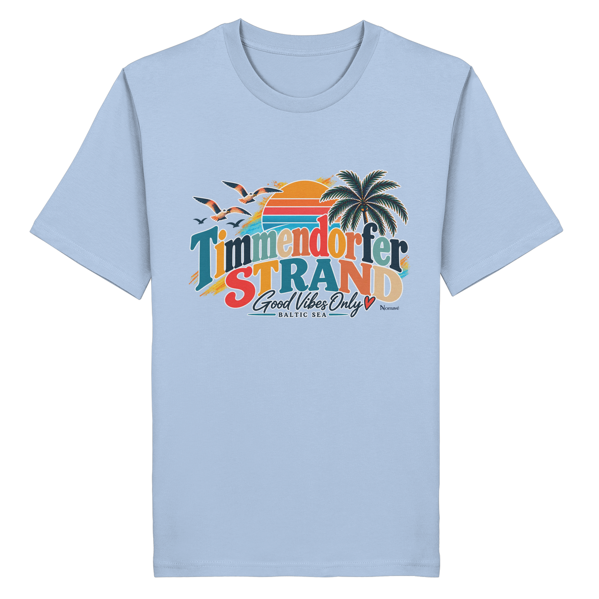 Vorderansicht des Unisex-T-Shirts in Blue Soul mit Timmendorfer-Strand-Good-Vibes-Only-Frontprint aus Sonnenuntergang, Palmen und Möwen.