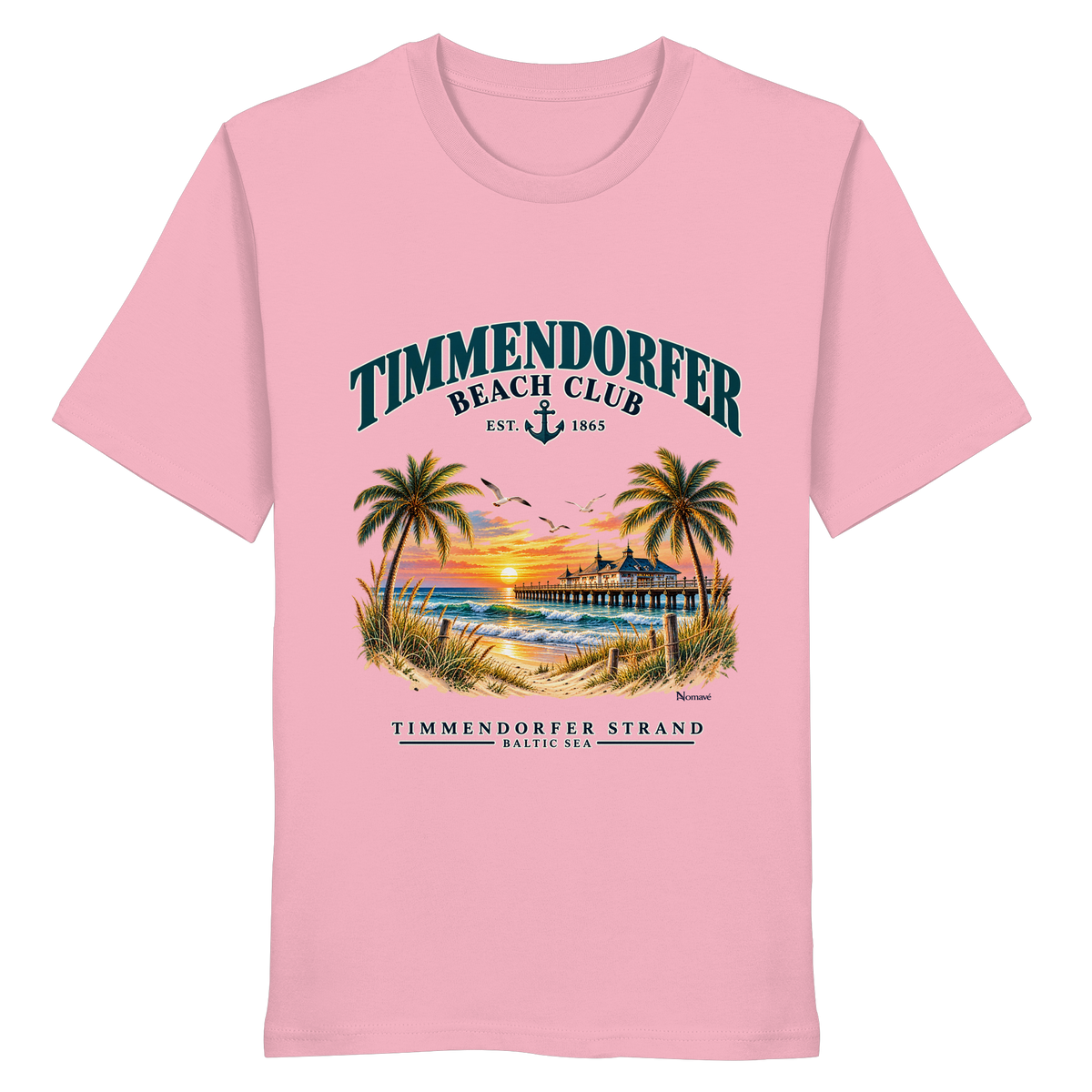 Originalmockup: Timmendorfer Beach Club Unisex Bio-T-Shirt in Cotton Pink, Vorderansicht mit maritimem Frontprint, Palmen, Seebrücke und Meer.