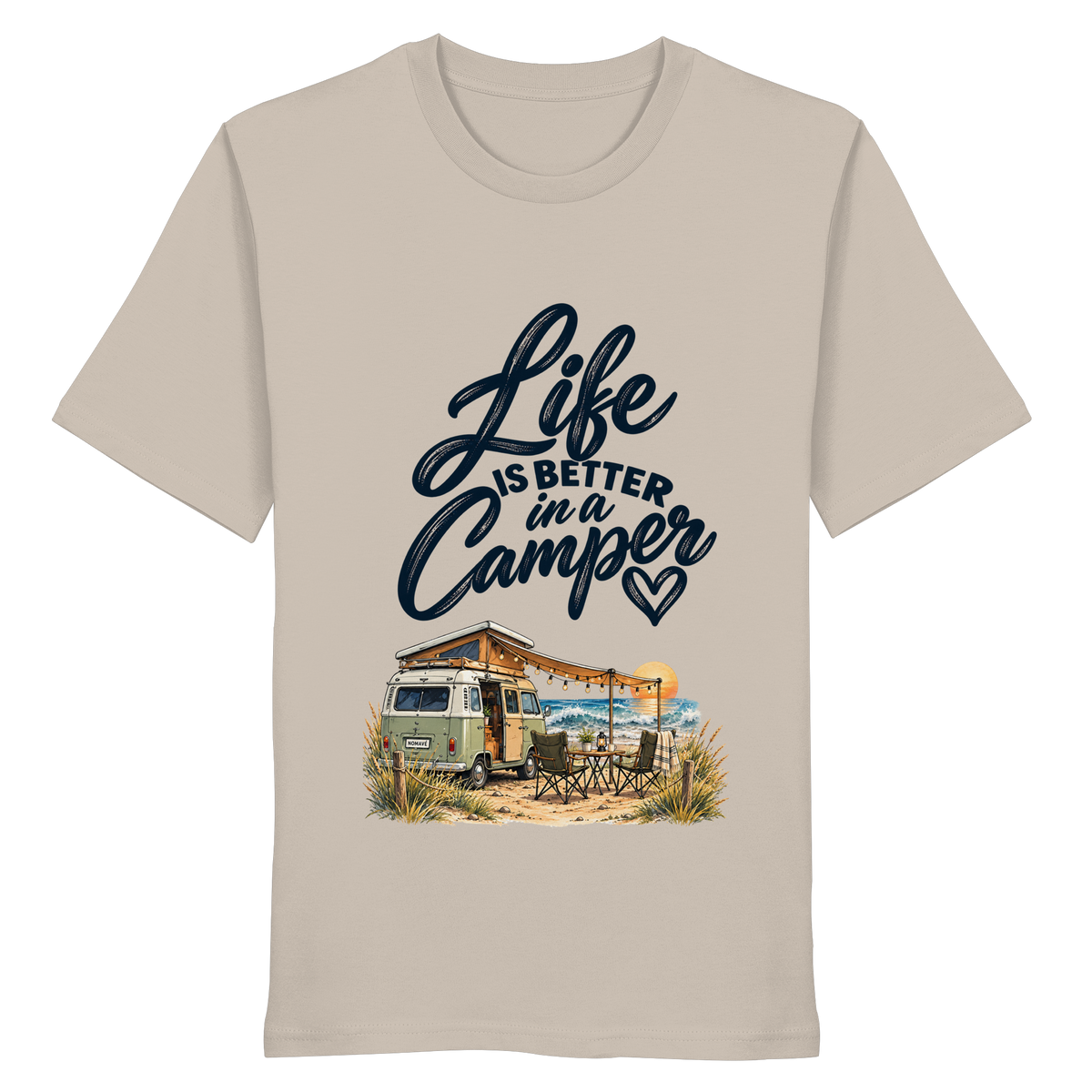 Bio T - Shirt mit „Life is better in a Camper“-Motiv – Vorderansicht in Desert Dust für Vanlife- und Campingfans
