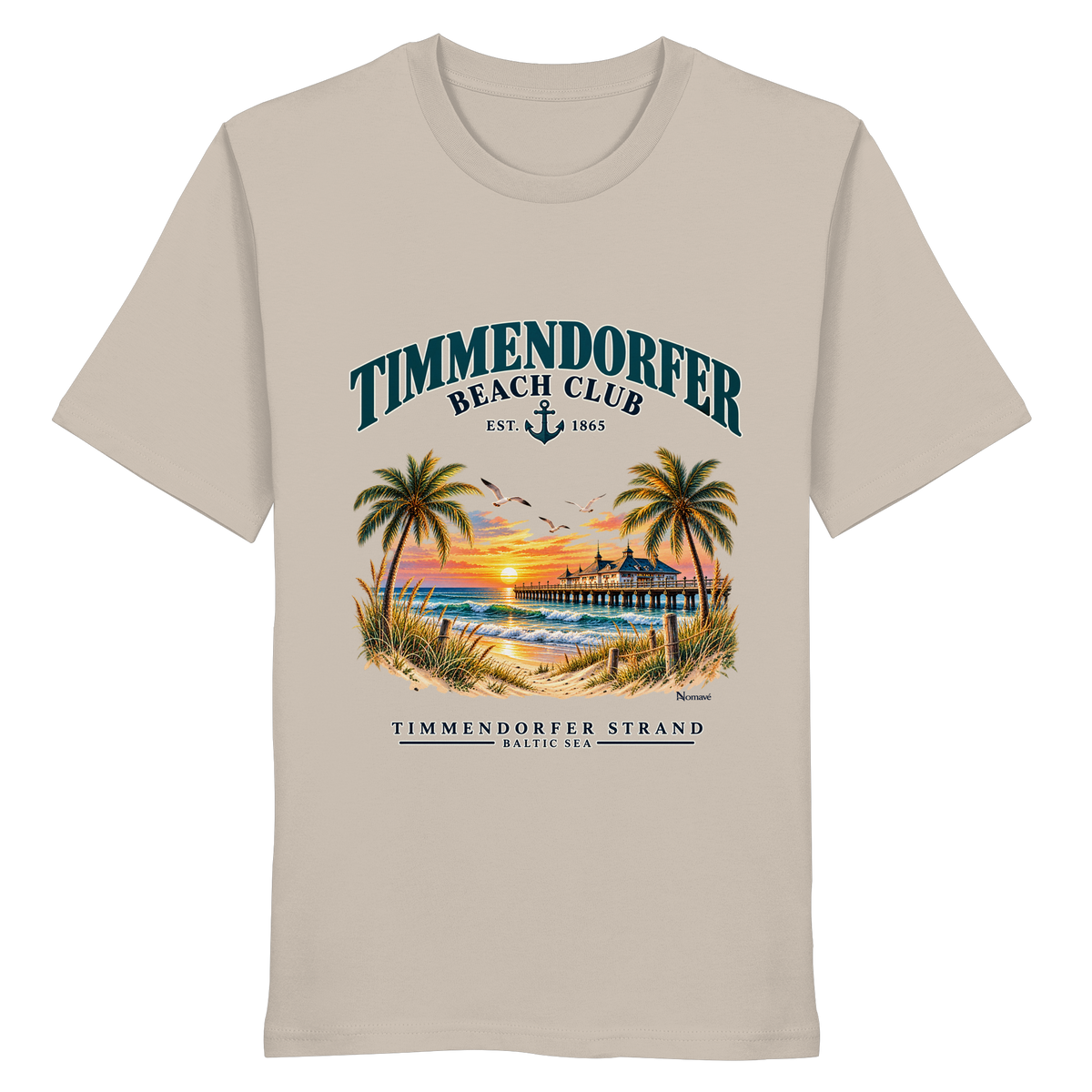 Originalmockup: Timmendorfer Beach Club Unisex Bio-T-Shirt in Desert Dust, Vorderansicht mit maritimem Frontprint, Palmen, Seebrücke und Meer.