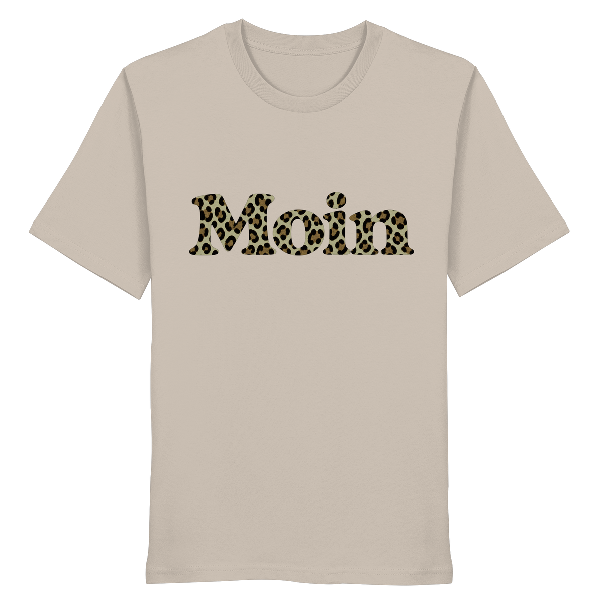 Original-Shirtigo-Mockup: Bio Unisex T-Shirt in Desert Dust mit „Moin“ im salbeigrünen Leoprint auf der Vorderseite