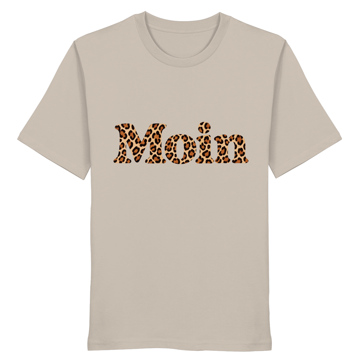 Original-Shirtigo-Mockup: Bio Unisex T-Shirt in Desert Dust mit lesbarem „Moin“ im karamellfarbenen Leopardenmuster als Frontprint