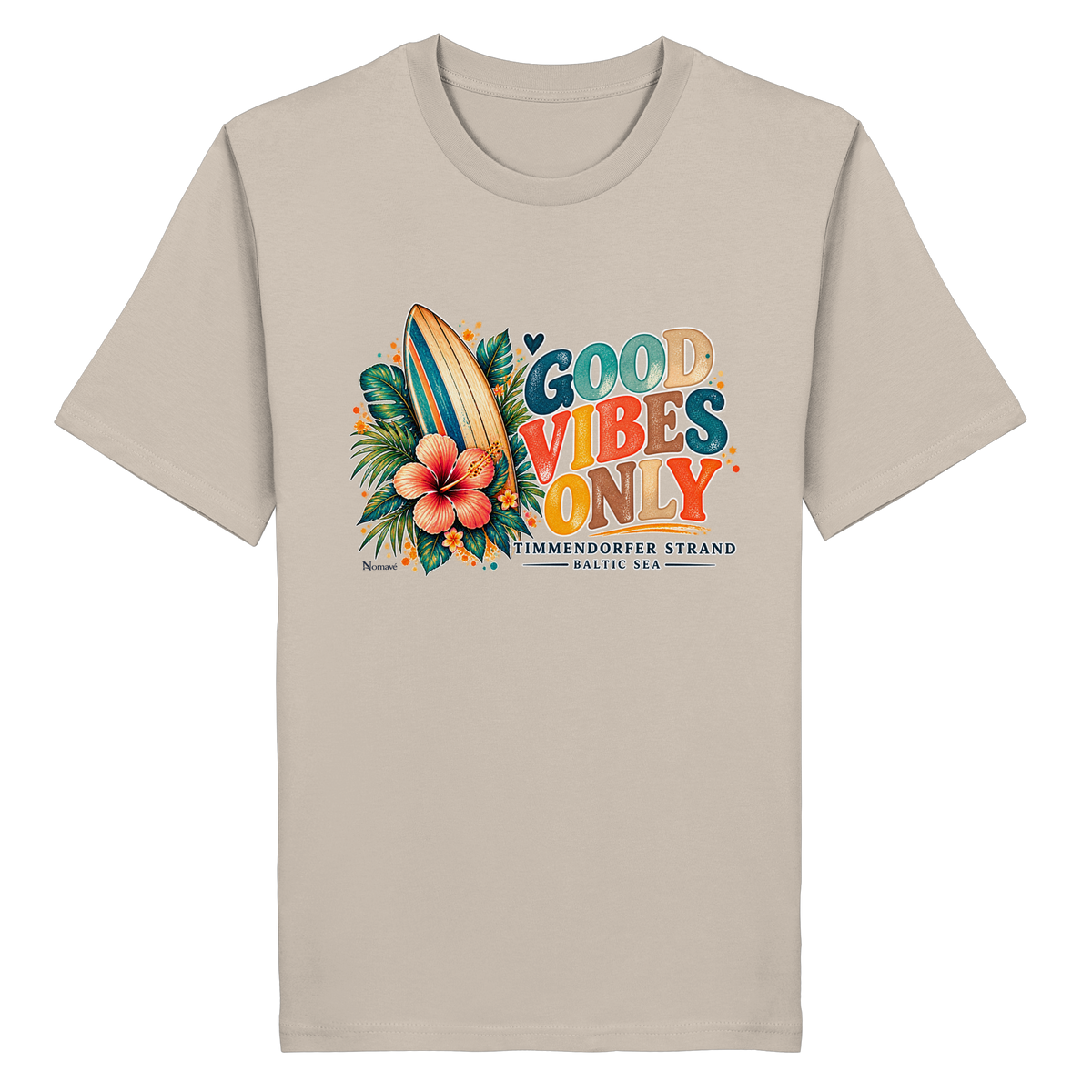 Timmendorfer Strand – Surf Vibes – Unisex Bio-T-Shirt mit Frontprint – Desert Dust; originales Katalogmockup der Vorderansicht mit Frontprint.