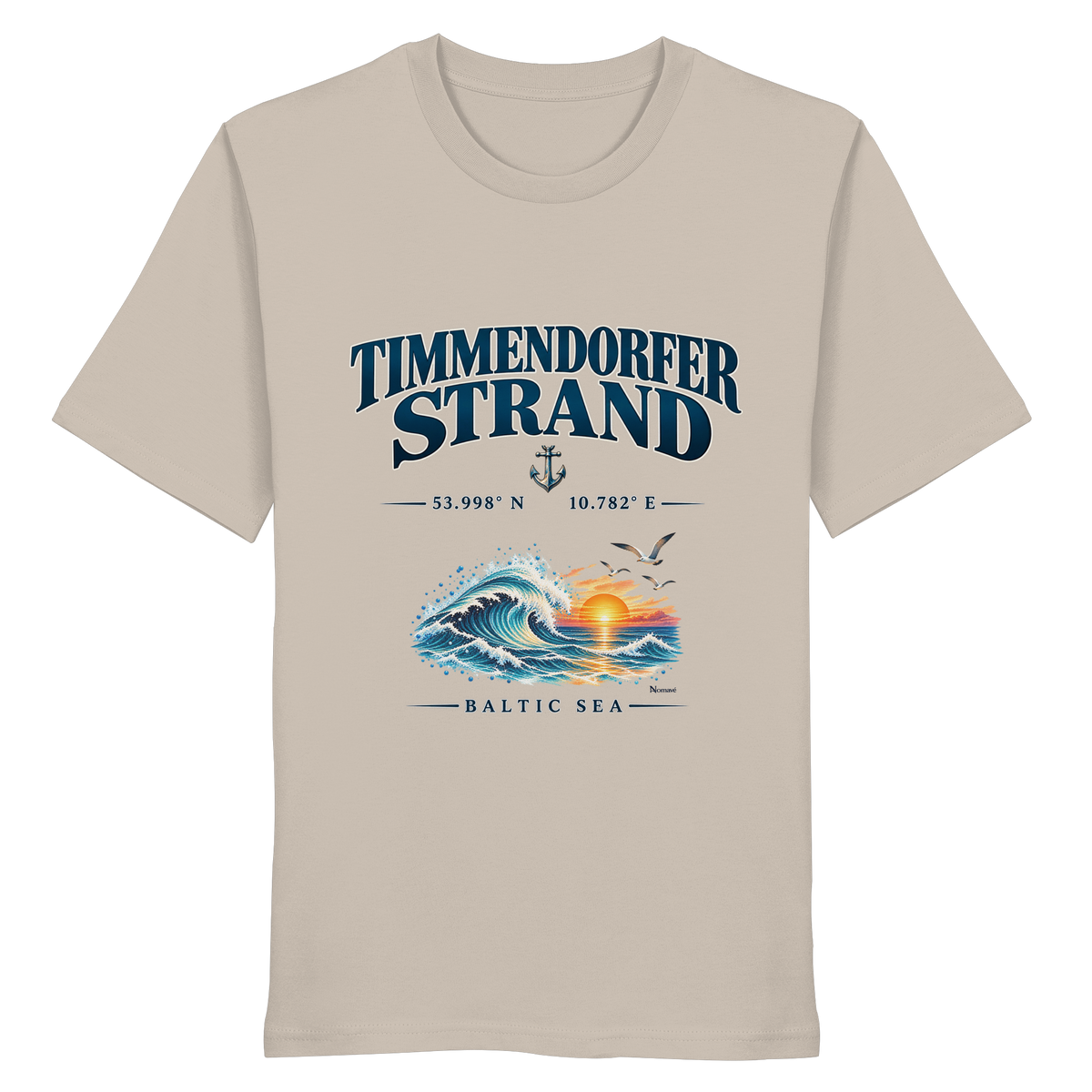 Original-Mockup 7: Unisex Bio-T-Shirt in Desert Dust mit Timmendorfer Strand – Baltic Sea Frontprint.