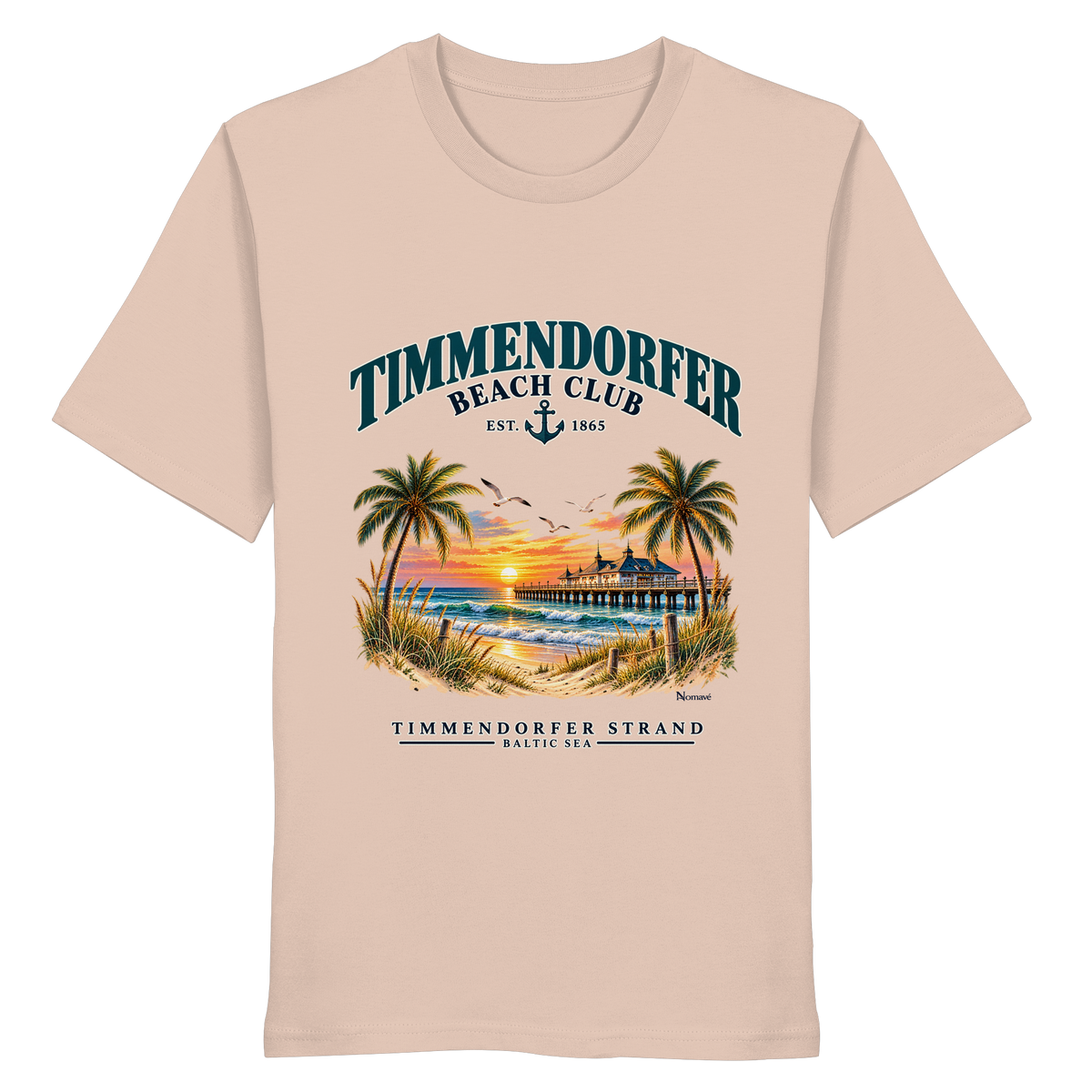 Originalmockup: Timmendorfer Beach Club Unisex Bio-T-Shirt in Fraiche Peche, Vorderansicht mit maritimem Frontprint, Palmen, Seebrücke und Meer.
