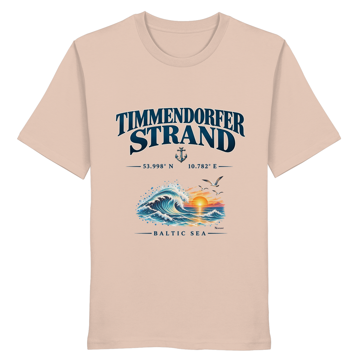 Original-Mockup 11: Unisex Bio-T-Shirt in Fraiche Peche mit Timmendorfer Strand – Baltic Sea Frontprint.