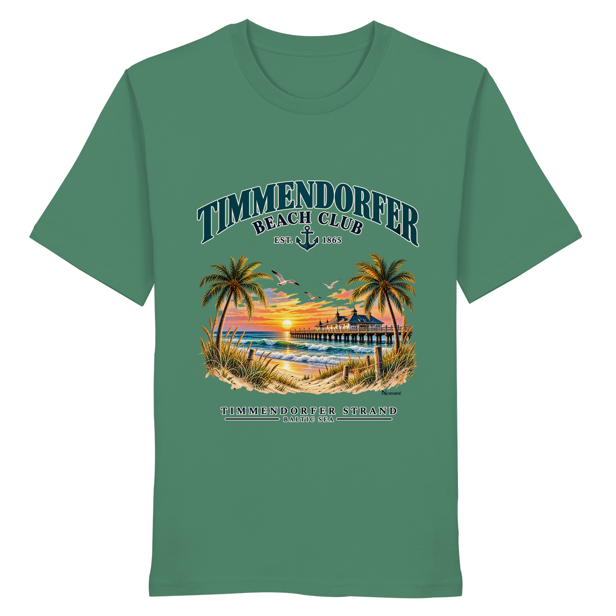 Originalmockup: Timmendorfer Beach Club Unisex Bio-T-Shirt in Green Bay, Vorderansicht mit maritimem Frontprint, Palmen, Seebrücke und Meer.