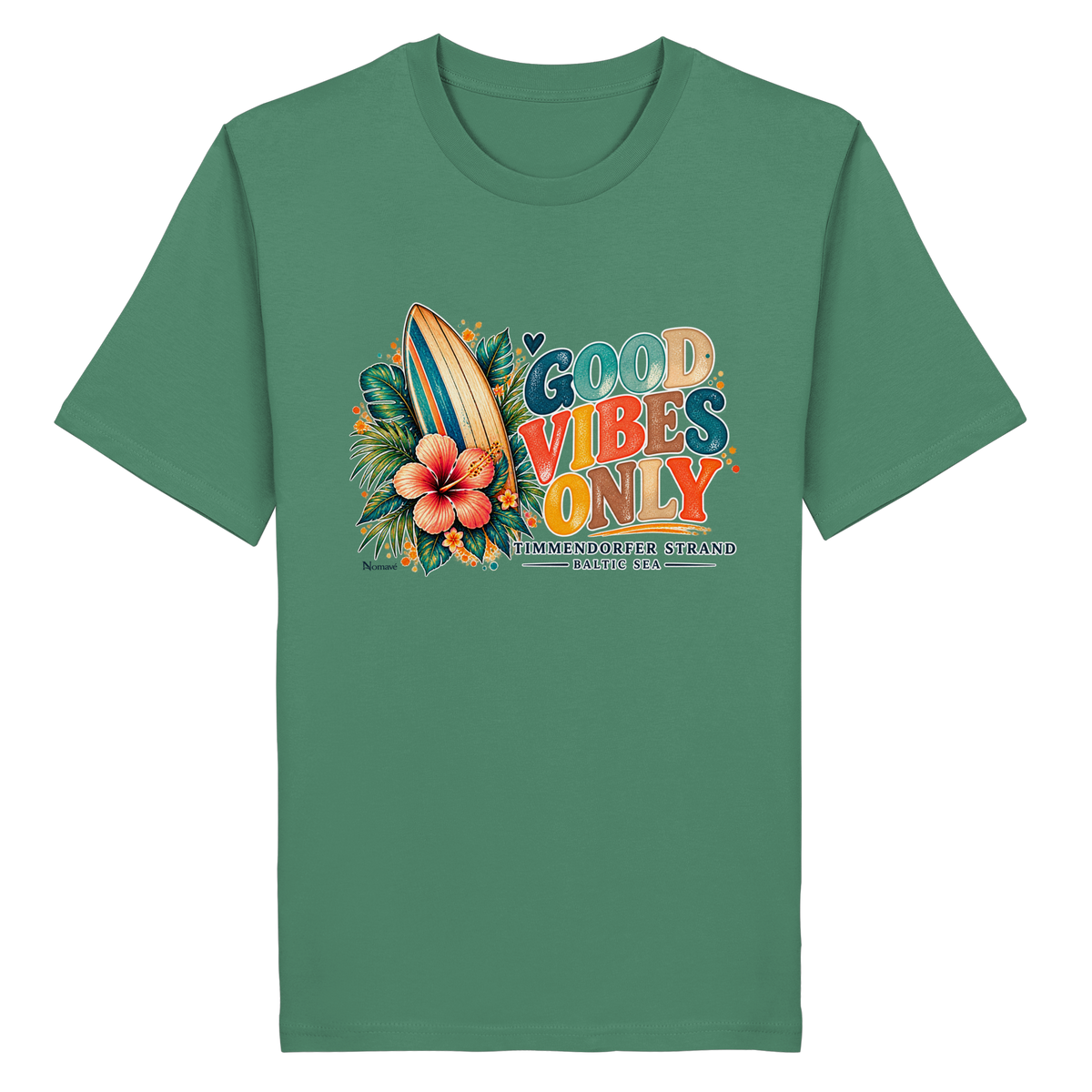 Timmendorfer Strand – Surf Vibes – Unisex Bio-T-Shirt mit Frontprint – Green Bay; originales Katalogmockup der Vorderansicht mit Frontprint.