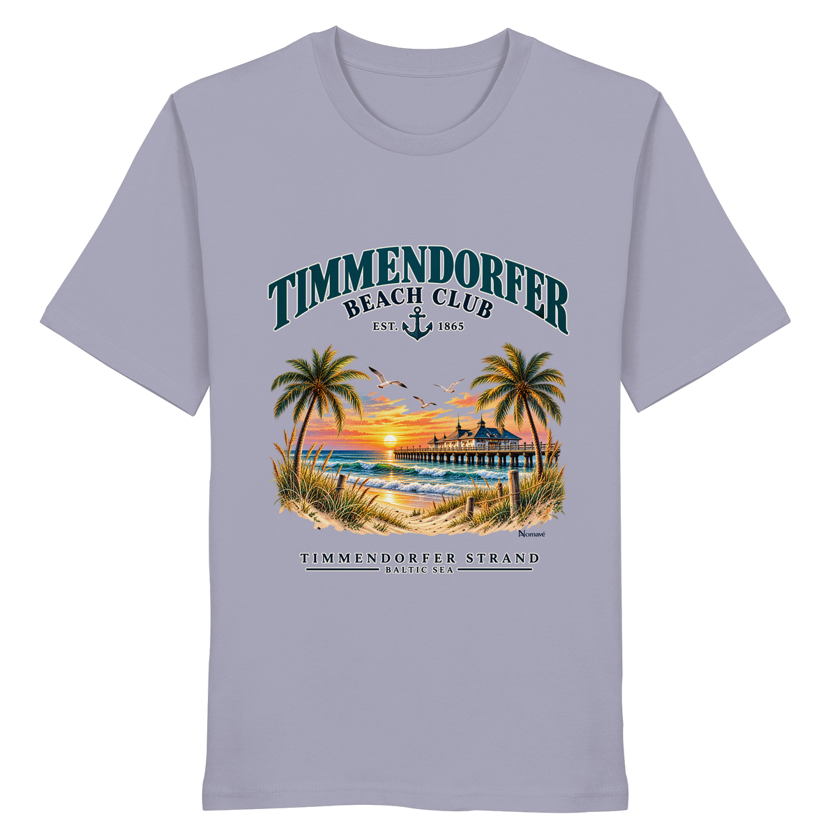 Originalmockup: Timmendorfer Beach Club Unisex Bio-T-Shirt in Lavender, Vorderansicht mit maritimem Frontprint, Palmen, Seebrücke und Meer.