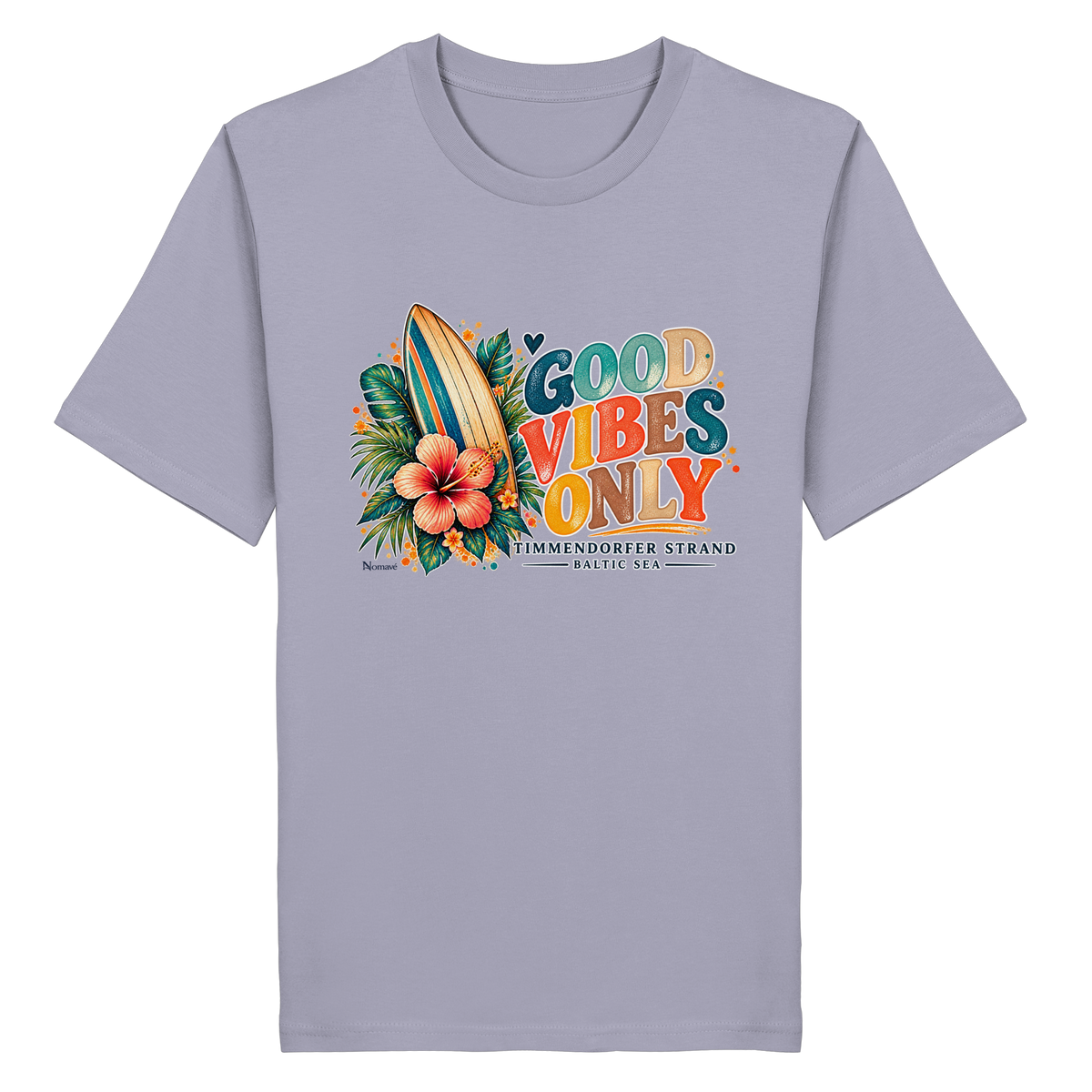 Timmendorfer Strand – Surf Vibes – Unisex Bio-T-Shirt mit Frontprint – Lavender; originales Katalogmockup der Vorderansicht mit Frontprint.