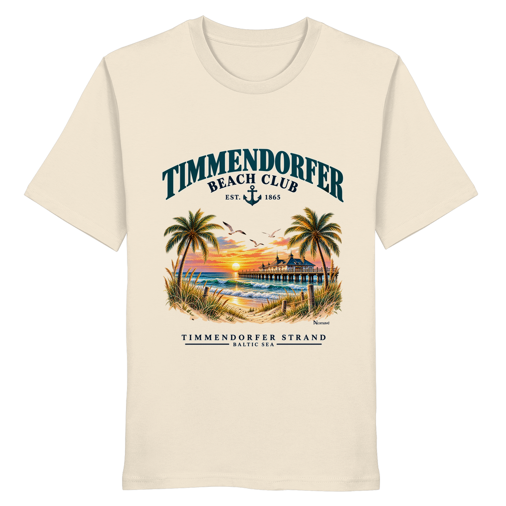 Originalmockup: Timmendorfer Beach Club Unisex Bio-T-Shirt in Natural Raw, Vorderansicht mit maritimem Frontprint, Palmen, Seebrücke und Meer.