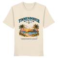 Originalmockup: Timmendorfer Beach Club Unisex Bio-T-Shirt in Natural Raw, Vorderansicht mit maritimem Frontprint, Palmen, Seebrücke und Meer.
