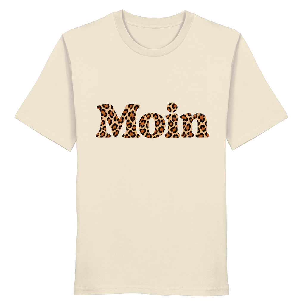 Original-Shirtigo-Mockup: Bio Unisex T-Shirt in Natural Raw mit lesbarem „Moin“ im karamellfarbenen Leopardenmuster als Frontprint