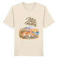 Original-Mockup des Unisex-Bio-T-Shirts in Natural Raw mit Meer. Mieze. Glücklich.-Katzenmotiv auf der Vorderseite.