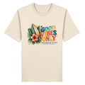 Timmendorfer Strand – Surf Vibes – Unisex Bio-T-Shirt mit Frontprint – Natural Raw; originales Katalogmockup der Vorderansicht mit Frontprint.