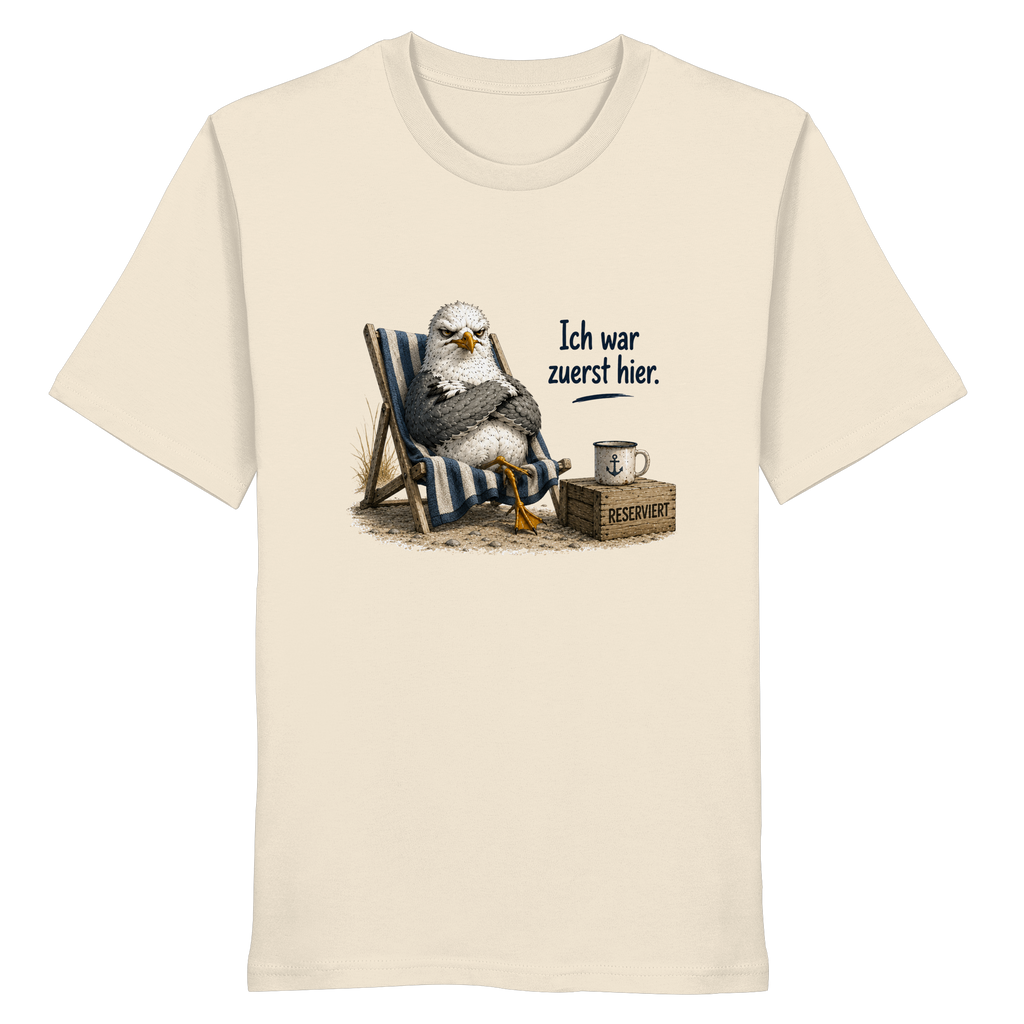 Original-Mockup: Unisex Bio T-Shirt in natural raw mit Möwe Alpha im Strandstuhl und Spruch „Ich war zuerst hier.“ als Frontprint
