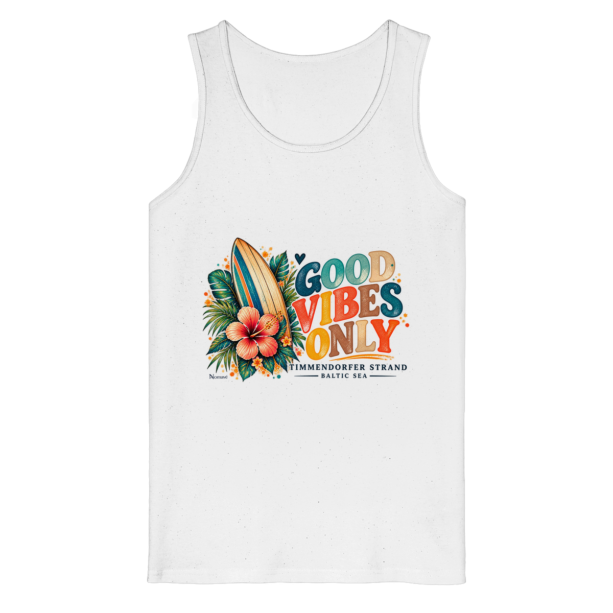 Timmendorfer Strand – Surf Vibes – Herren Bio-Tanktop mit Frontprint in White – Katalog-Vorderansicht mit Surfboard, Hibiskus und Good-Vibes-Only-Frontprint.