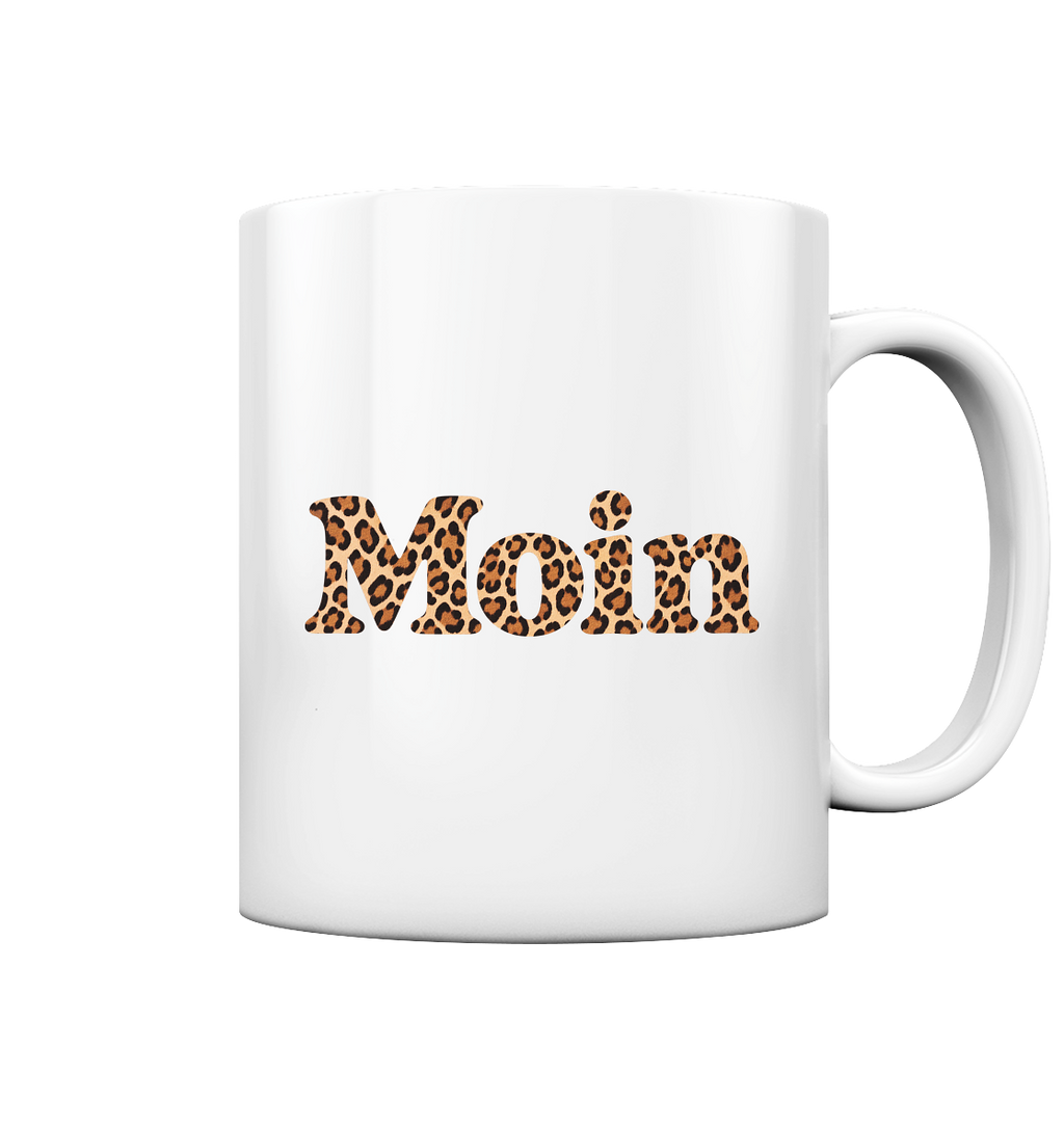 Original-Shirtigo-Mockup: glänzende Tasse 330 ml in White glossy mit „Moin“ im Karamell-Leoprint auf der Vorderseite