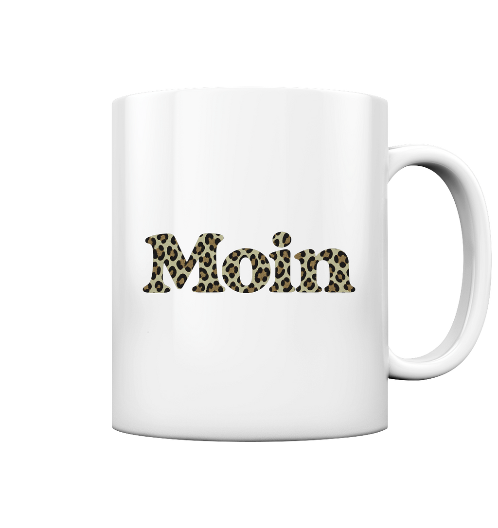 Weiße Glossy-Tasse mit Moin-Leoprint in Sage Green auf der sichtbaren Außenseite und Henkel rechts, Original-Mockup.