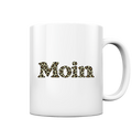 Weiße Glossy-Tasse mit Moin-Leoprint in Sage Green auf der sichtbaren Außenseite und Henkel rechts, Original-Mockup.