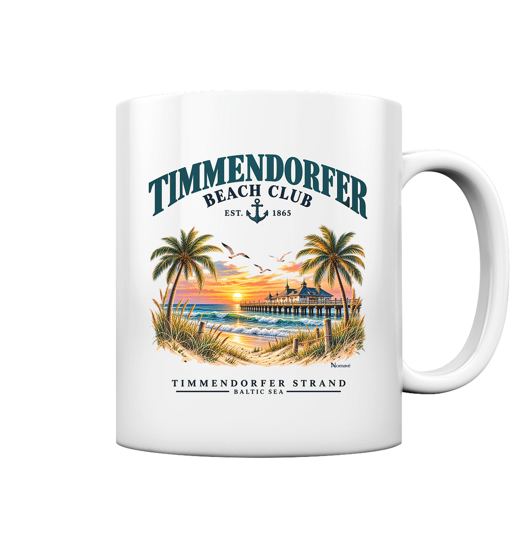 Originalmockup: Keramiktasse 330 ml in White glossy mit Timmendorfer-Beach-Club-Außenmotiv, Motivansicht.