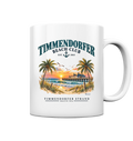 Originalmockup: Keramiktasse 330 ml in White glossy mit Timmendorfer-Beach-Club-Außenmotiv, Motivansicht.