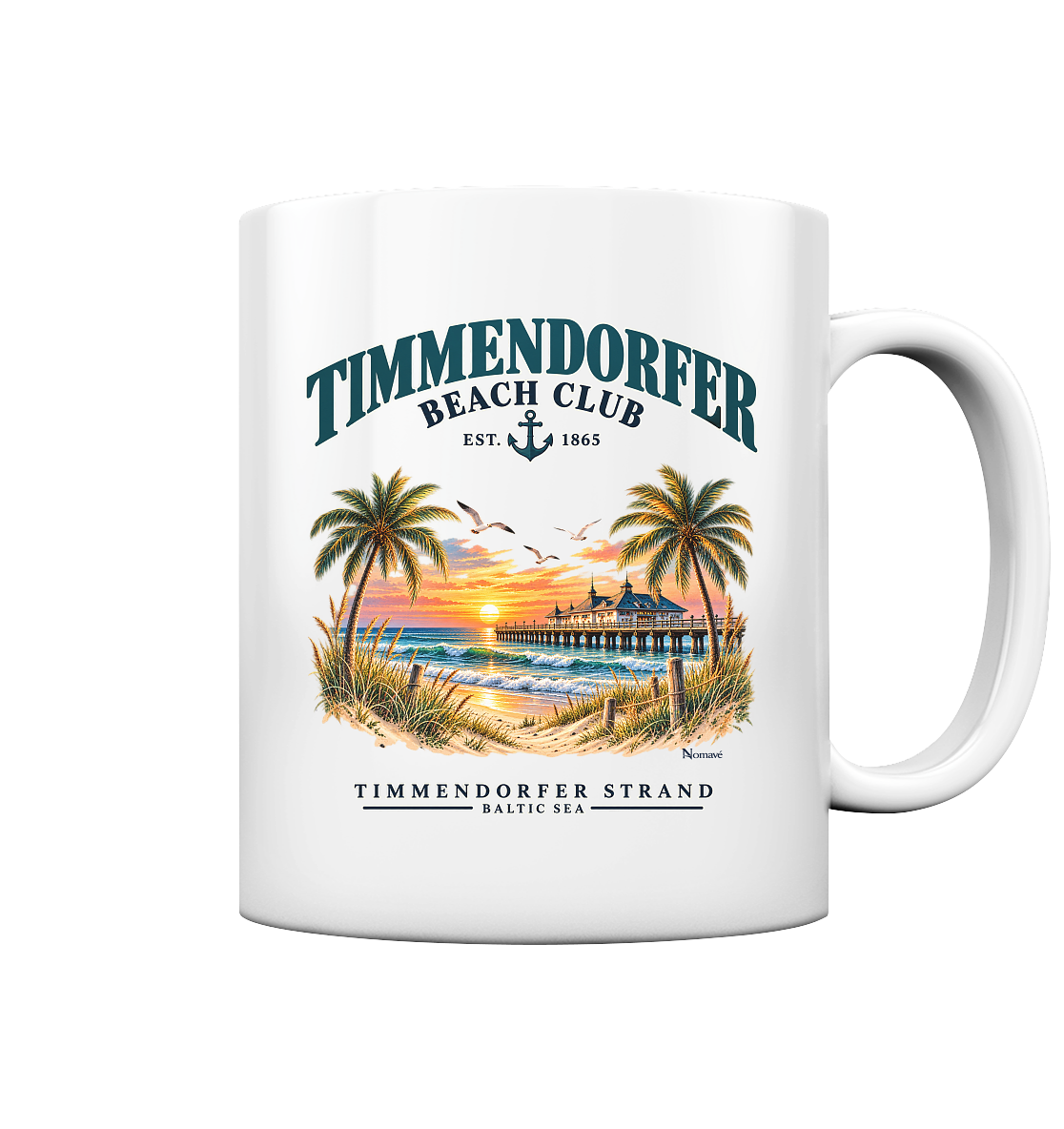 Originalmockup: Keramiktasse 330 ml in White glossy mit Timmendorfer-Beach-Club-Außenmotiv, Motivansicht.