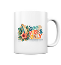 Shirtigo-Originalmockup: hochweiße Glossy-Tasse mit Timmendorfer Surf-Vibes-Außenmotiv und C-Henkel