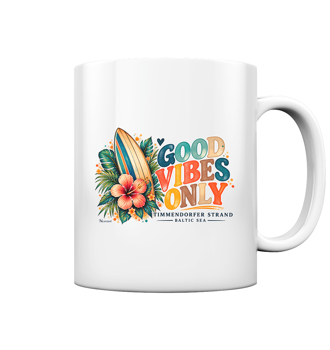 Shirtigo-Originalmockup: hochweiße Glossy-Tasse mit Timmendorfer Surf-Vibes-Außenmotiv und C-Henkel