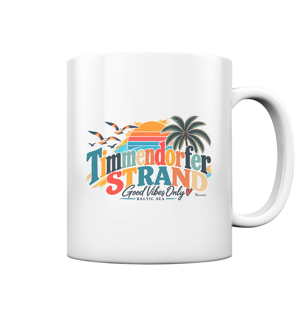 Weiße glänzende Keramiktasse – Originalmockup mit Timmendorfer-Strand-Good-Vibes-Only-Motiv auf der Außenseite.