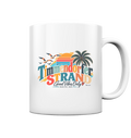 Weiße glänzende Keramiktasse – Originalmockup mit Timmendorfer-Strand-Good-Vibes-Only-Motiv auf der Außenseite.