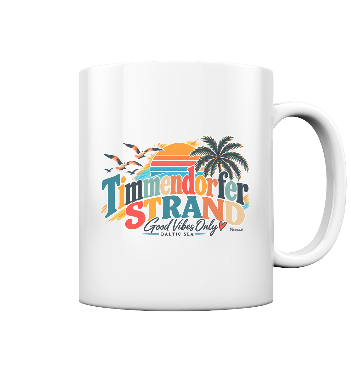 Weiße glänzende Keramiktasse – Originalmockup mit Timmendorfer-Strand-Good-Vibes-Only-Motiv auf der Außenseite.